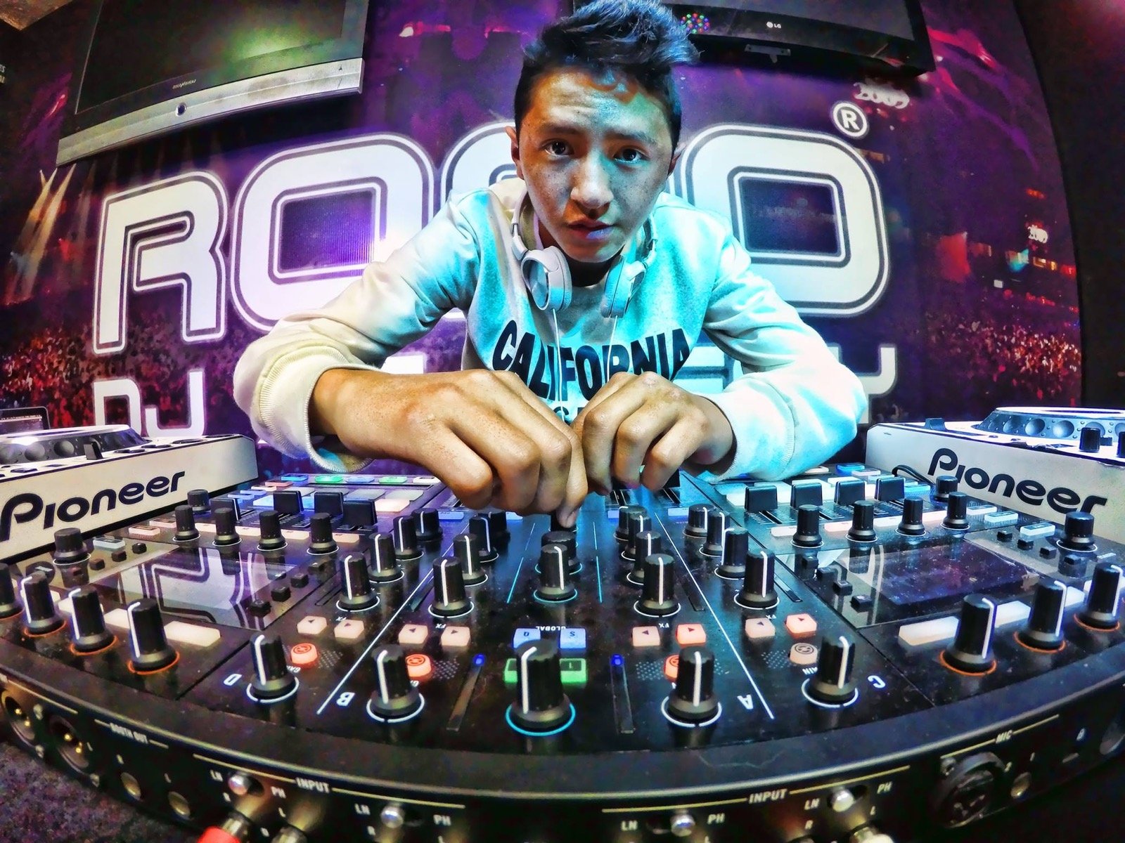 Alumno en cabina DJ Pioneer, Romo DJ Academy Quito