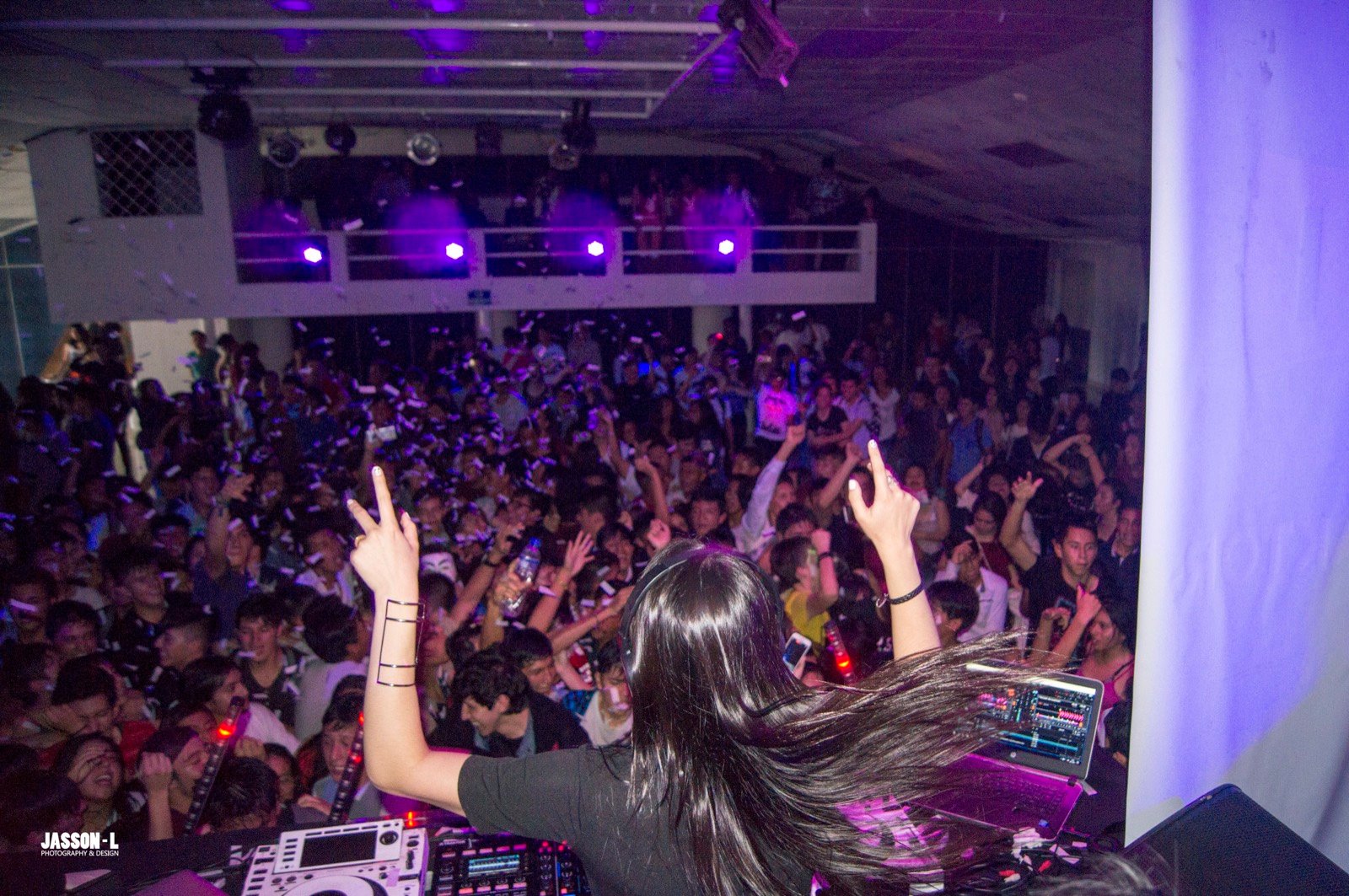 Alumna de Romo DJ Academy tocando en evento en vivo