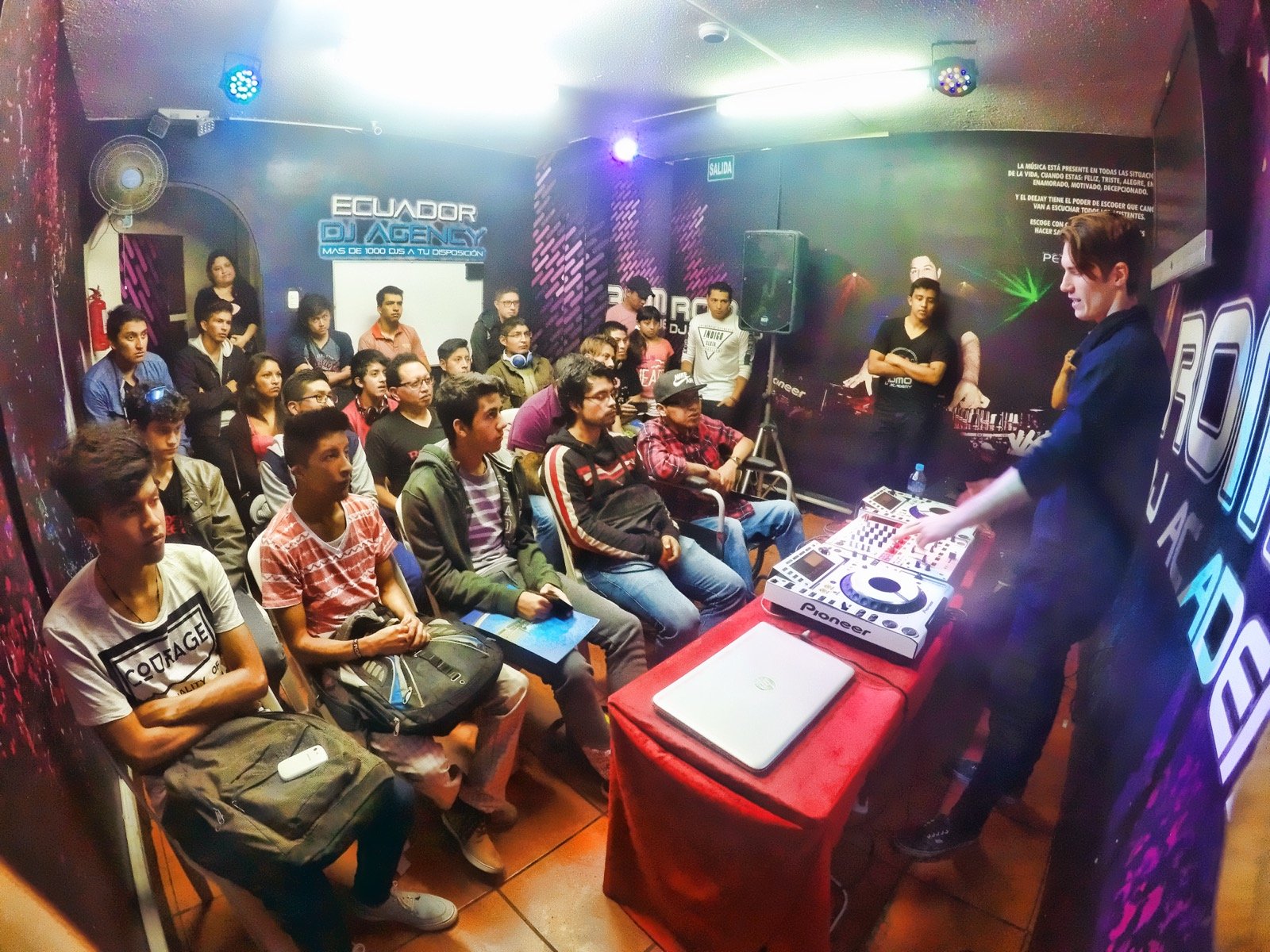 Alumnos en clase presencial Romo DJ Academy
